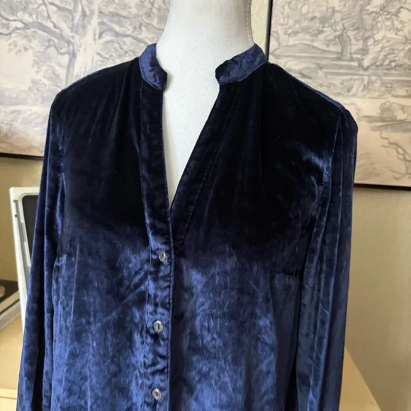 Anthropologie Maeve Crushed Velvet Navy Blouse‎ Tunic Size 4 - Picture 2 of 5
